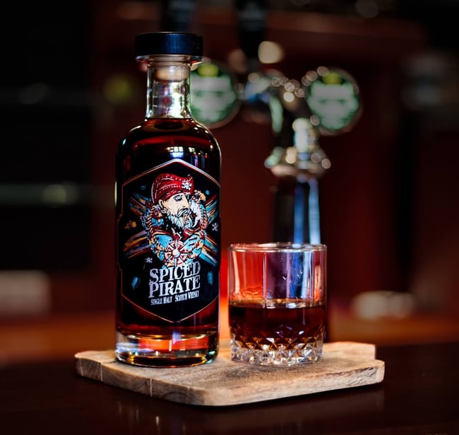 MAATWERK - Zelfklevend etiket - Eshuis Samples - Luxe - Luxury - Sfeer - Dranken - Whisky - Velvet - Spiced Pirate - Hot foil - Embossing (18) (1)-1